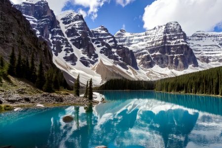 Firefly-high-resolution-photo-of-Ice-capped-Mountain-lake-with-crystal-blue-water-and-sky-with-puffy.jpg